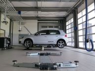 MAHA Zwei-Stempel-Hebebuehnen mit Energieampeln.JPG